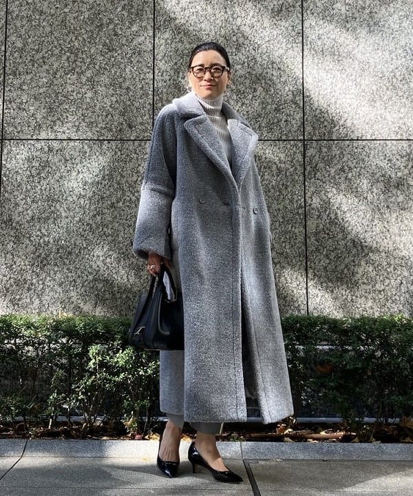 〈HERNO〉が贈る、圧倒的な存在感。冬の街に映える、洗練された大人の佇まい。