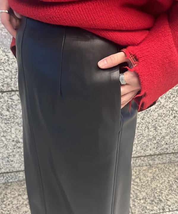 Sakiさんの「BEAMS WOMEN｜フェイクレザー セミタイトスカート」を使ったコーディネート