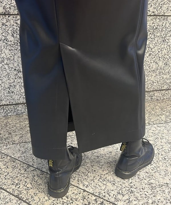 Sakiさんの「BEAMS WOMEN｜フェイクレザー セミタイトスカート」を使ったコーディネート