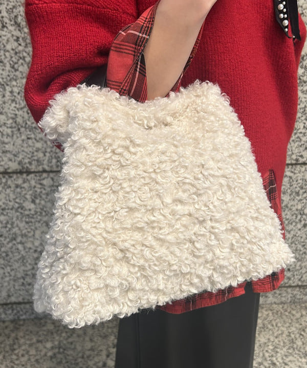 Sakiさんの「BEAMS WOMEN｜フェイクレザー セミタイトスカート」を使ったコーディネート