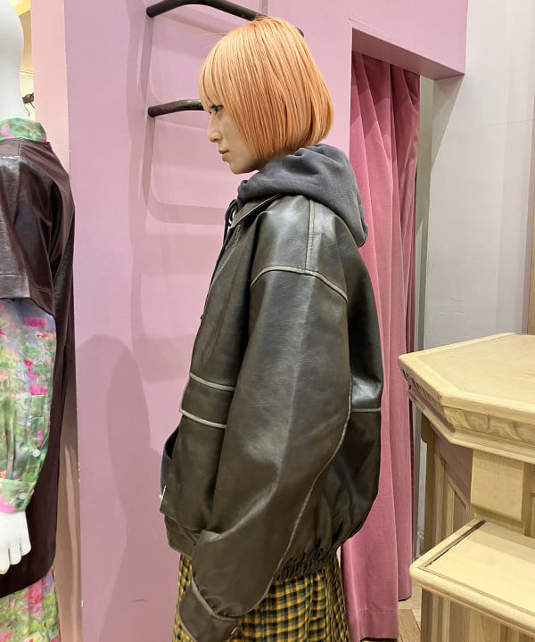 イトウミサキさんの「BEAMS WOMEN｜フェイクレザー フライト ジャケット」を使ったコーディネート