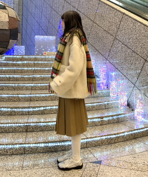 加歩さんの「BEAMS WOMEN｜ボア ビッグ ポケット ハーフ コート」を使ったコーディネート