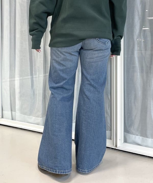 松本 佳菜子さんの「BEAMS WOMEN｜【別注】Lee / RIPPED JEANS」を使ったコーディネート