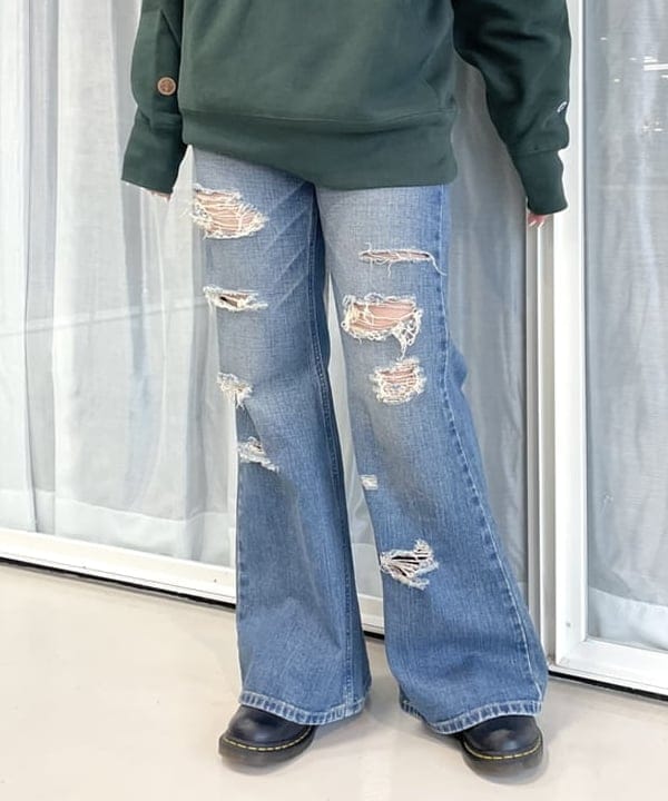松本 佳菜子さんの「BEAMS WOMEN｜【別注】Lee / RIPPED JEANS」を使ったコーディネート