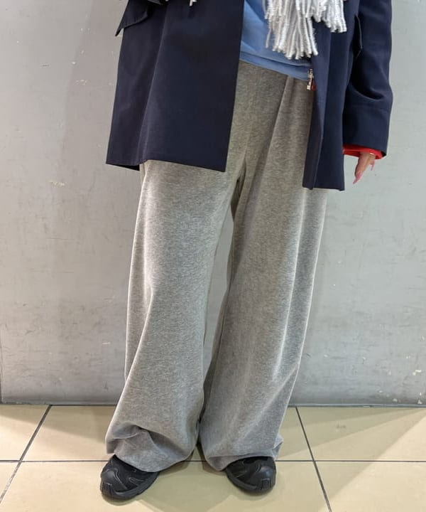 オカベ　アヤカさんの「BEAMS WOMEN｜ベロア ワイド スウェット パンツ」を使ったコーディネート