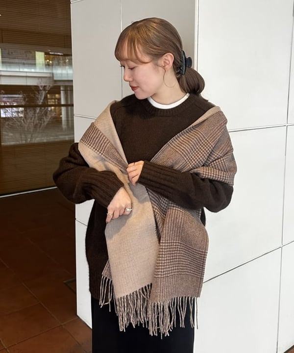 大浦 栞さんの「BEAMS WOMEN｜グレンチェック アルパカ リバーシブル ストール」を使ったコーディネート