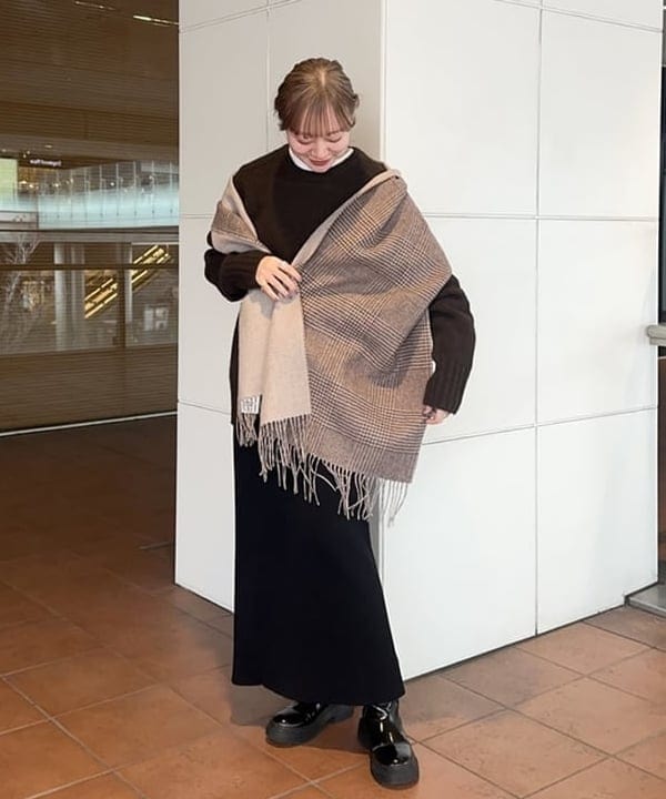 大浦 栞さんの「BEAMS WOMEN｜グレンチェック アルパカ リバーシブル ストール」を使ったコーディネート