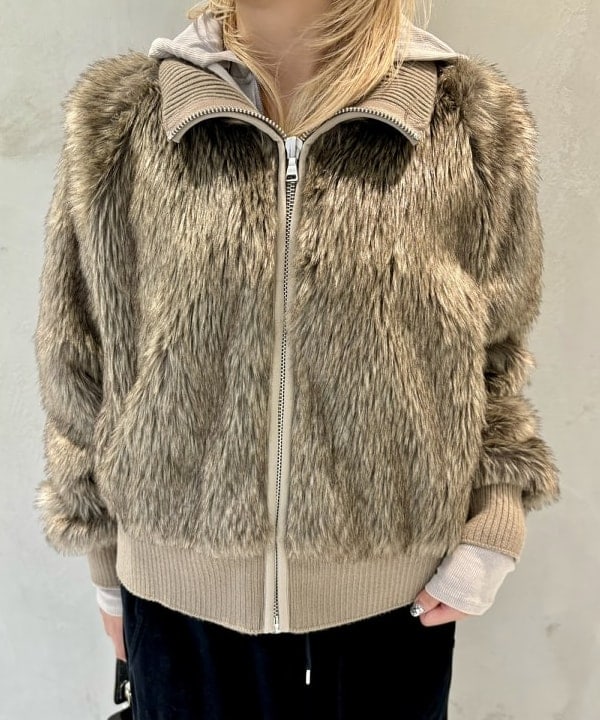 ヒカリさんの「BEAMS WOMEN｜ベロア ワイド スウェット パンツ」を使ったコーディネート