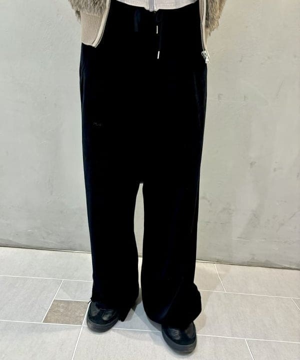 ヒカリさんの「BEAMS WOMEN｜ベロア ワイド スウェット パンツ」を使ったコーディネート