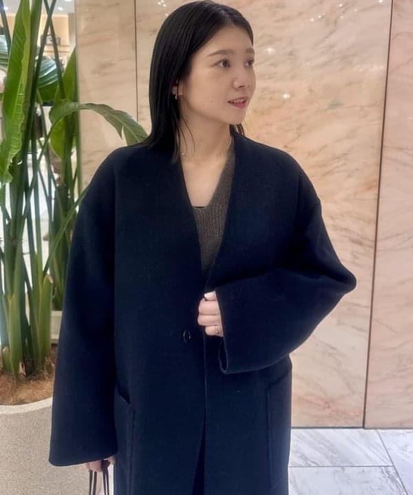 小笠原 楓さんの「BEAMS WOMEN｜リバー Vネック ロングコート」を使ったコーディネート