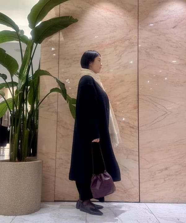 小笠原 楓さんの「BEAMS WOMEN｜リバー Vネック ロングコート」を使ったコーディネート