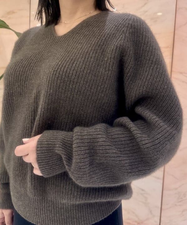 小笠原 楓さんの「BEAMS WOMEN｜リバー Vネック ロングコート」を使ったコーディネート