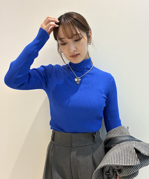 松本 佳菜子さんの「BEAMS WOMEN｜14ゲージ リブ タートル ネック ニット」を使ったコーディネート
