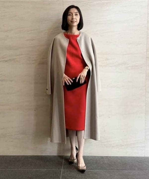 視線を奪う「クリアな赤」。大人のホリデーは、NATANのワンピースでドラマティックに