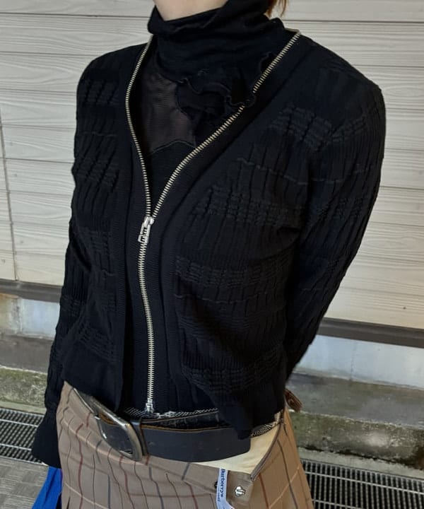 森川 夏衣さんの「BEAMS WOMEN｜シャーリング ジップ Vネック カーディガン」を使ったコーディネート