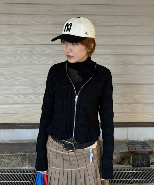 森川 夏衣さんの「BEAMS WOMEN｜シャーリング ジップ Vネック カーディガン」を使ったコーディネート