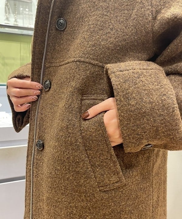 大木さんの「BEAMS WOMEN｜スタンドカラー シングル コート」を使ったコーディネート