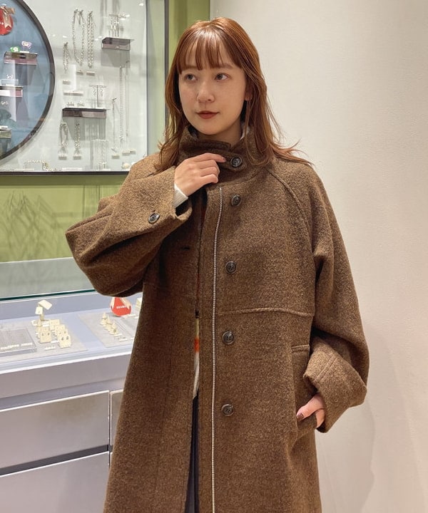 大木さんの「BEAMS WOMEN｜スタンドカラー シングル コート」を使ったコーディネート