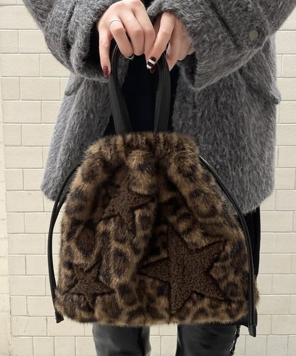 江口 息吹さんの「BEAMS WOMEN｜【別注】CONTROL FREAK / ★ファー バッグ」を使ったコーディネート