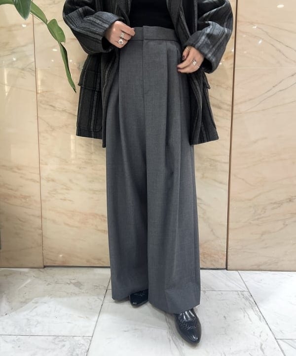 中丸　栞さんの「BEAMS WOMEN｜BAUM UND PFERDGARTEN / ストライプ ダブルジャケット」を使ったコーディネート