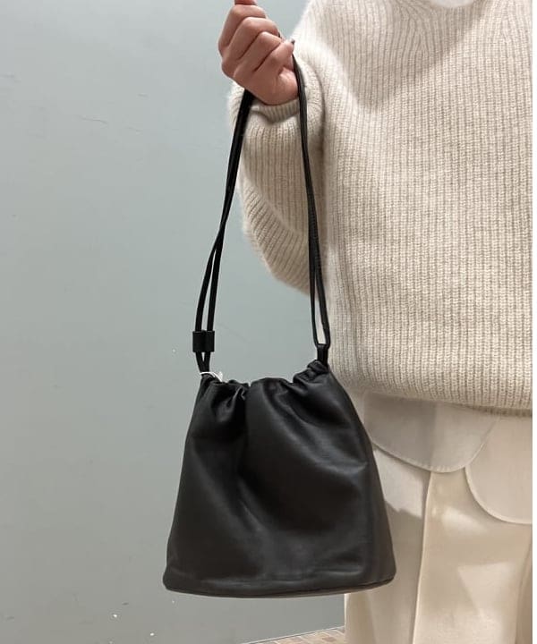 大槻 まひろさんの「BEAMS WOMEN｜TICCA / ノーカラー ビブヨーク シャツ」を使ったコーディネート