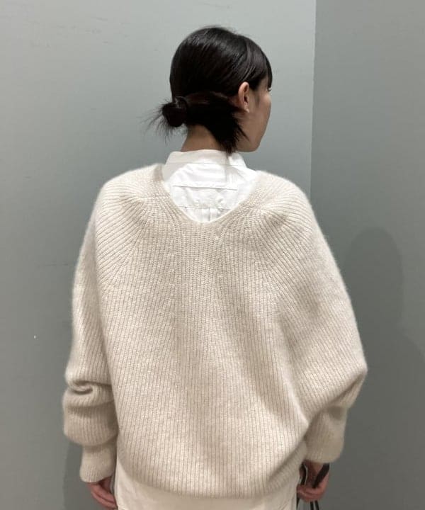 大槻 まひろさんの「BEAMS WOMEN｜TICCA / ノーカラー ビブヨーク シャツ」を使ったコーディネート