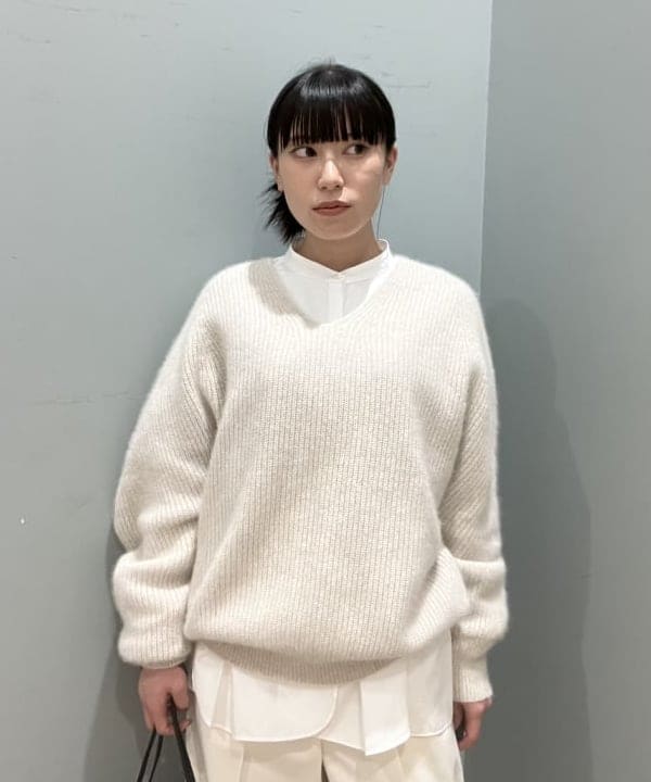 大槻 まひろさんの「BEAMS WOMEN｜TICCA / ノーカラー ビブヨーク シャツ」を使ったコーディネート