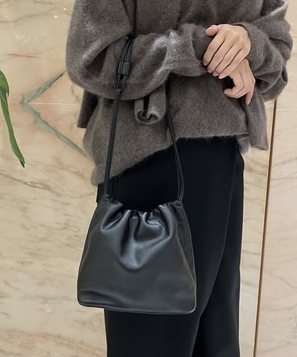 茂野 真楓さんの「BEAMS WOMEN｜ATON / カシミヤ クルーネック ニット」を使ったコーディネート