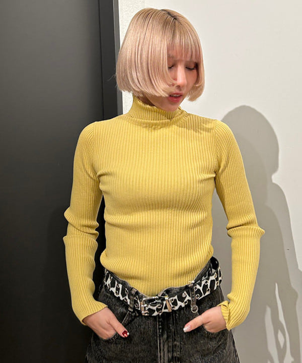 佐藤 亜美さんの「BEAMS WOMEN｜14ゲージ リブ タートル ネック ニット」を使ったコーディネート