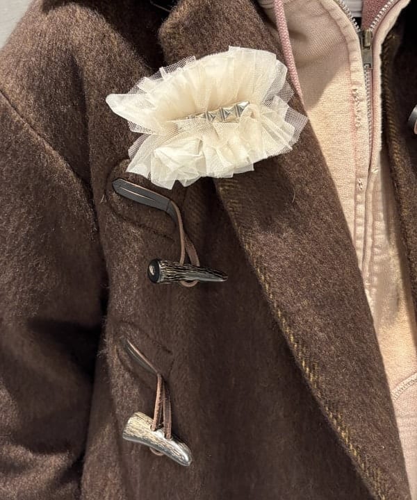 大石彩可さんの「BEAMS WOMEN｜maturely / フリル スタッズ コサージュ クリップ」を使ったコーディネート