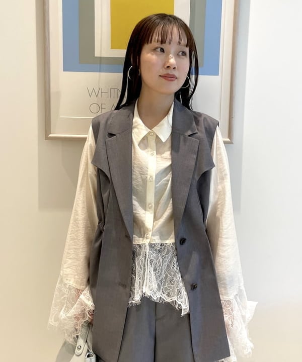 カタヤマ アヤさんの「BEAMS WOMEN｜レース キリカエ フレア スリーブ シャツ」を使ったコーディネート