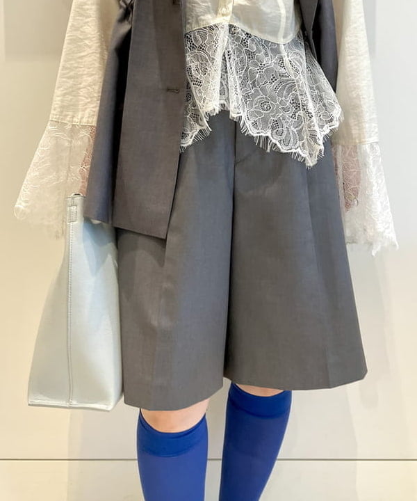 カタヤマ アヤさんの「BEAMS WOMEN｜レース キリカエ フレア スリーブ シャツ」を使ったコーディネート