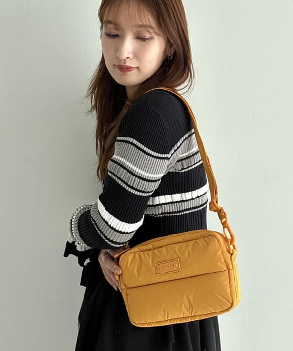 松本 佳菜子さんの「BEAMS WOMEN｜【WEB限定】UGG(R) / Classic Micro」を使ったコーディネート