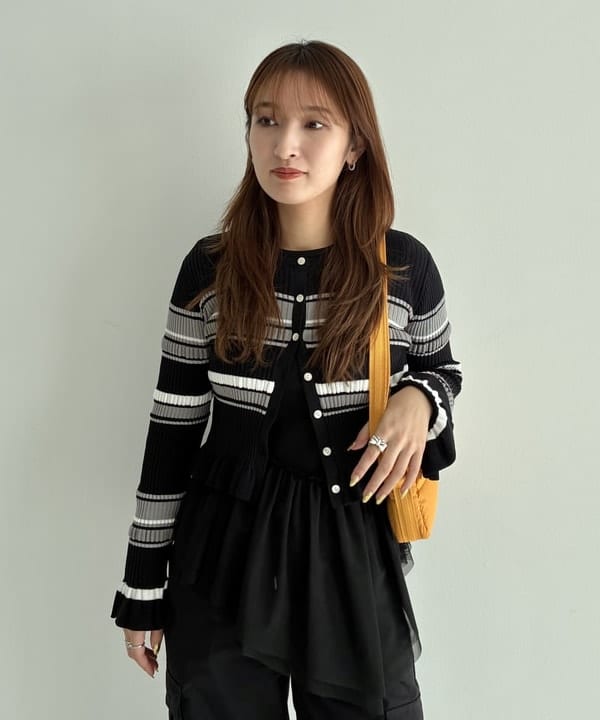 松本 佳菜子さんの「BEAMS WOMEN｜【WEB限定】UGG(R) / Classic Micro」を使ったコーディネート