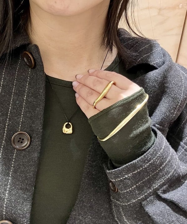 小笠原 楓さんの「BEAMS WOMEN｜ISOLATION / カーブ ダブルフィンガー リング」を使ったコーディネート