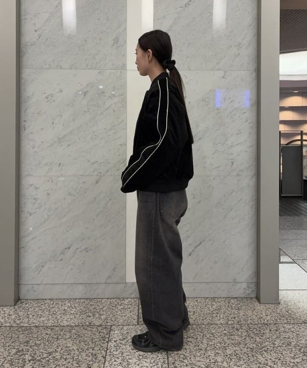 amiriさんの「BEAMS WOMEN｜リラックスフィット ベロア スカジャン」を使ったコーディネート