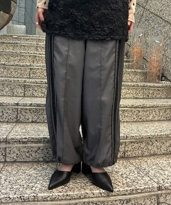 amiriさんの「BEAMS WOMEN｜レースライントラックパンツ」を使ったコーディネート