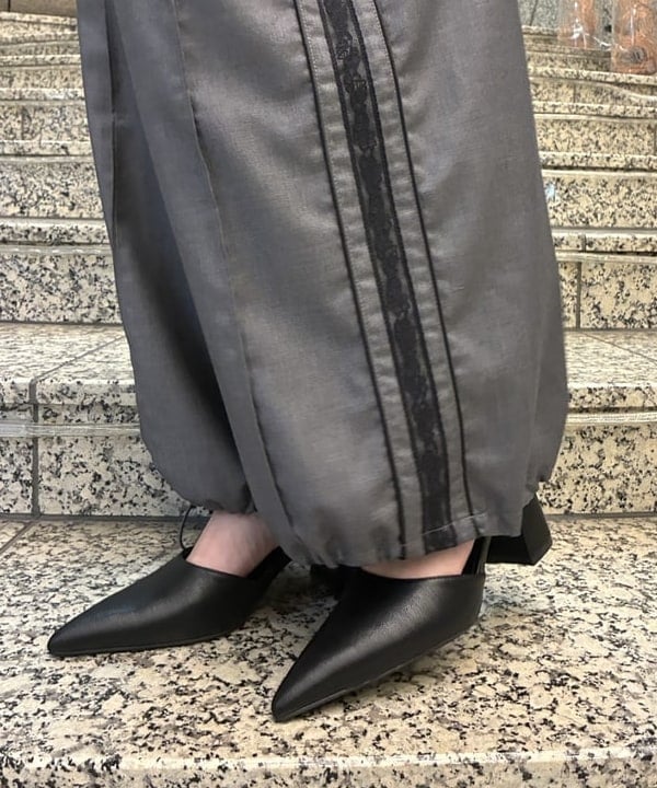 amiriさんの「BEAMS WOMEN｜レースライントラックパンツ」を使ったコーディネート