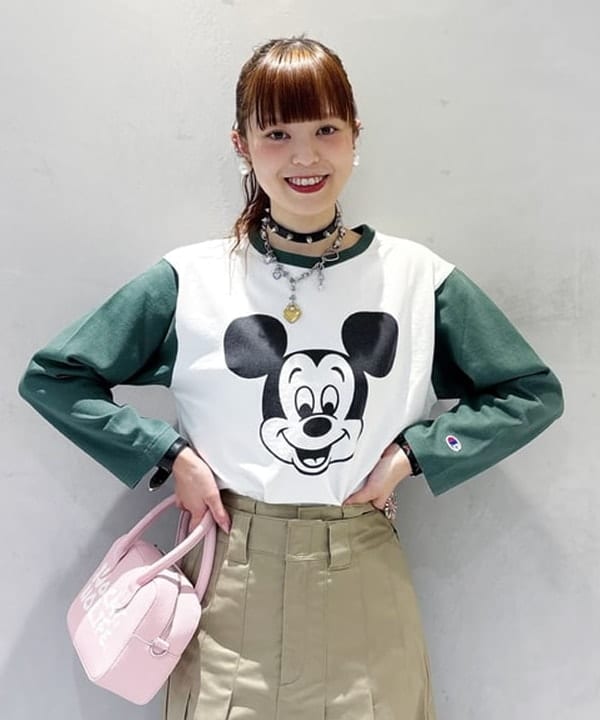 りかちょび/岸本梨佳さんの「BEAMS WOMEN｜【別注】Champion / ミッキーマウス / フットボール Tシャツ」を使ったコーディネート