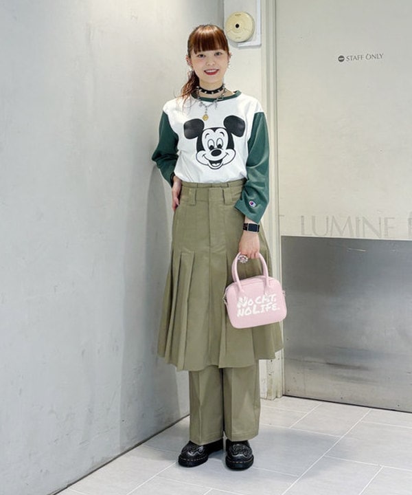 りかちょび/岸本梨佳さんの「BEAMS WOMEN｜【別注】Champion / ミッキーマウス / フットボール Tシャツ」を使ったコーディネート