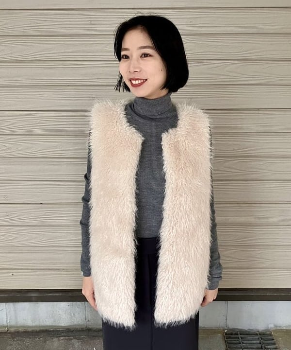 イナダさんの「BEAMS WOMEN｜ウェイビー フェイクファー ジレ」を使ったコーディネート