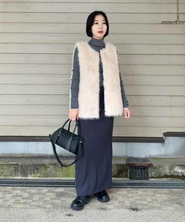 イナダさんの「BEAMS WOMEN｜ウェイビー フェイクファー ジレ」を使ったコーディネート