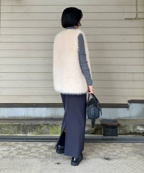イナダさんの「BEAMS WOMEN｜ウェイビー フェイクファー ジレ」を使ったコーディネート