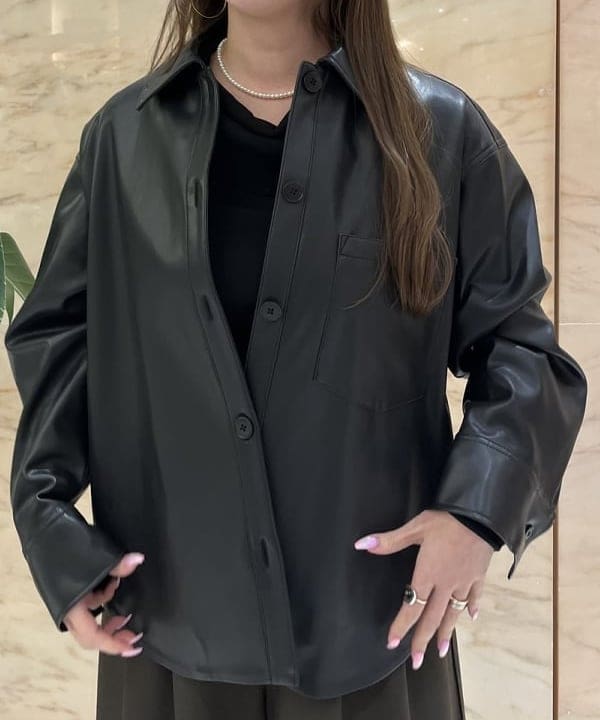 関 桂子さんの「BEAMS WOMEN｜フェイクレザー シャツジャケット」を使ったコーディネート