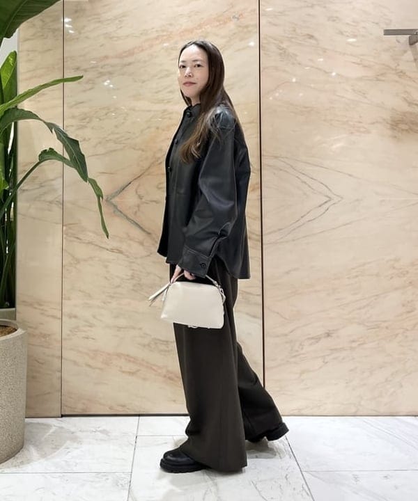 関 桂子さんの「BEAMS WOMEN｜フェイクレザー シャツジャケット」を使ったコーディネート