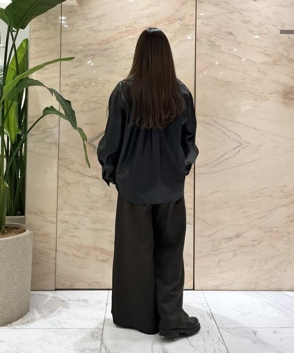 関 桂子さんの「BEAMS WOMEN｜フェイクレザー シャツジャケット」を使ったコーディネート