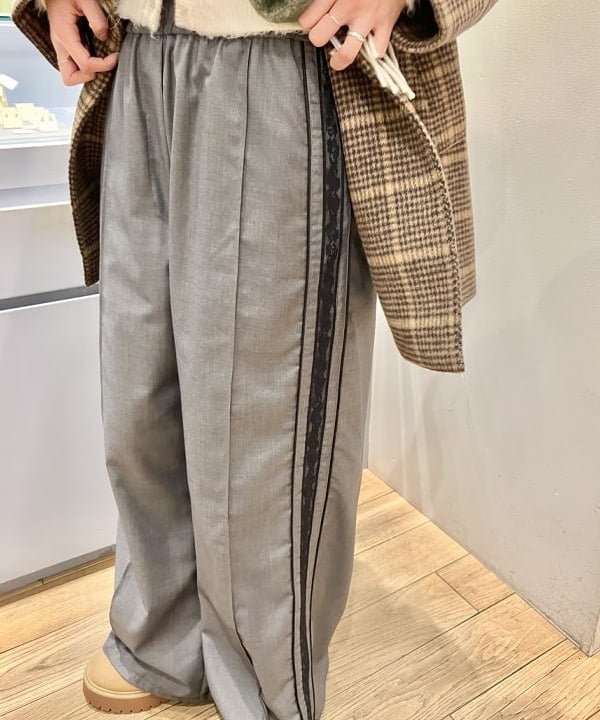 イトウミサキさんの「BEAMS WOMEN｜レースライントラックパンツ」を使ったコーディネート