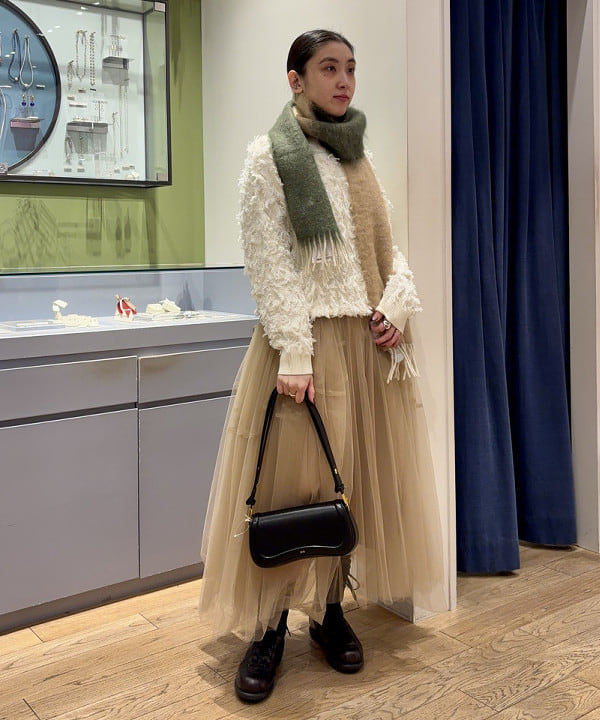 ちりこさんの「BEAMS WOMEN｜カット ジャカード フリンジ クルーネック ニット」を使ったコーディネート