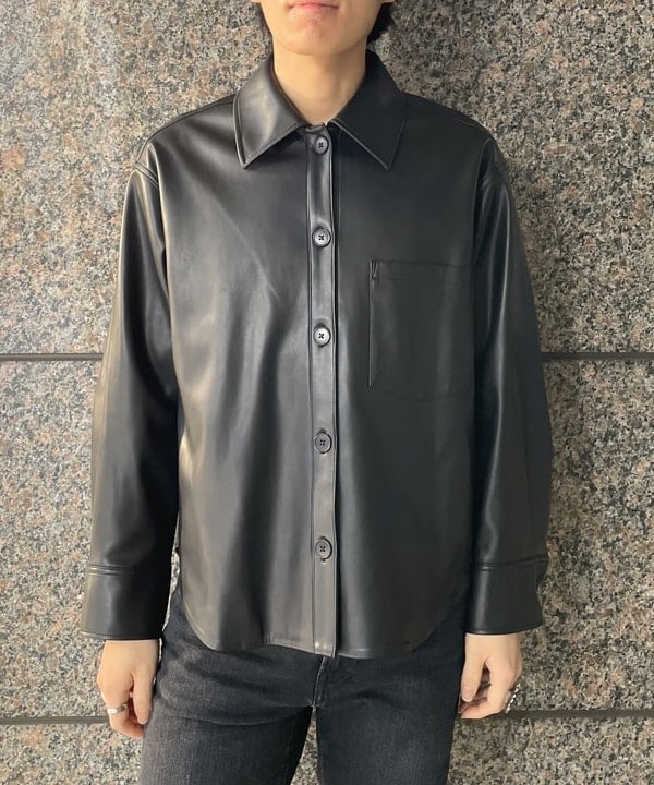 配島 孝明さんの「BEAMS WOMEN｜フェイクレザー シャツジャケット」を使ったコーディネート