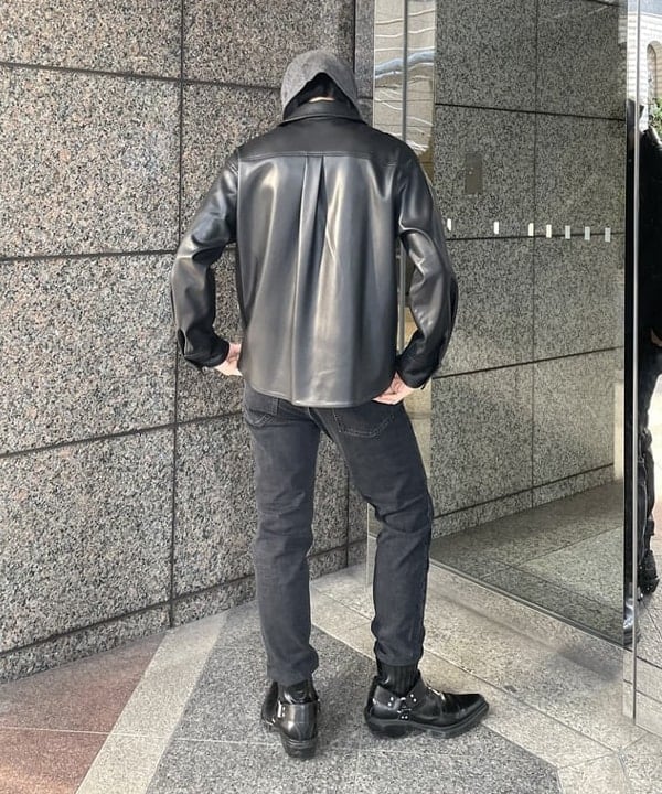 配島 孝明さんの「BEAMS WOMEN｜フェイクレザー シャツジャケット」を使ったコーディネート